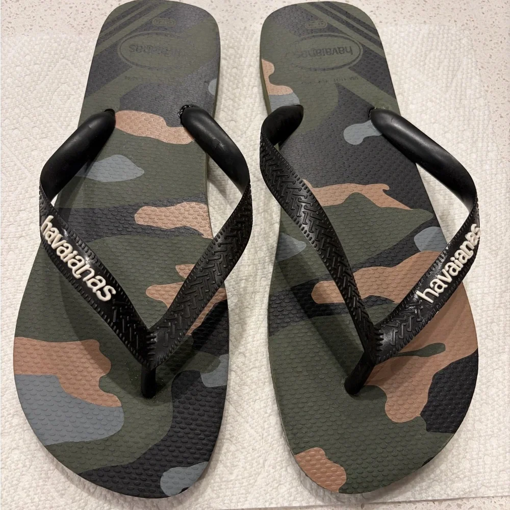 Havaianas Green and Black Camouflage Flip Flops - Picture 1 of 3